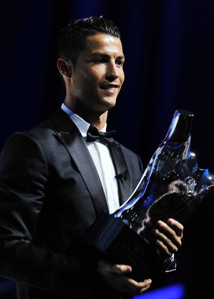 Cristiano Ronaldo, come per il Pallone d&#39;Oro FIFA 2013, ha scelto uno smoking nero molto elegante firmato Dsquared2 (Lapresse)